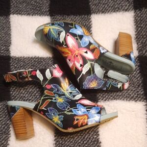 Floral Women's Heeled Sandals genuine leather size 8 NWOT spring step l'artiste